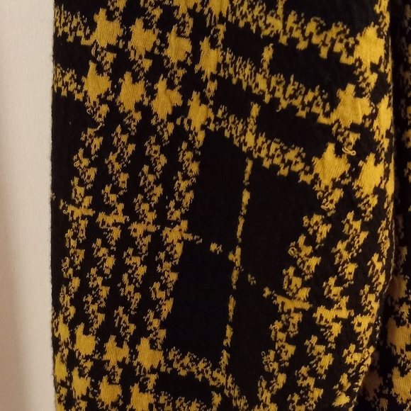 Who What Wear, Unisex Black & Yellow Plaid Sweater Medium - Picture 3 of 7